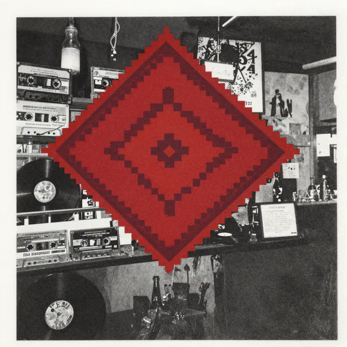 Unutrašnjost bara Komša — kasete, vinyl, kilim detalj
